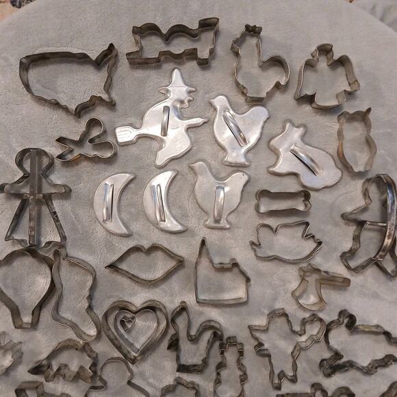 Lot of 45 Aluminum Metal Misc. Sizes & Shapes Cookie Cutters 7 with Handles - Picture 6 of 11